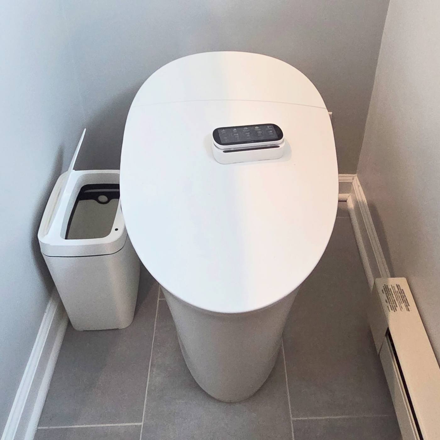 Large-format gray porcelain