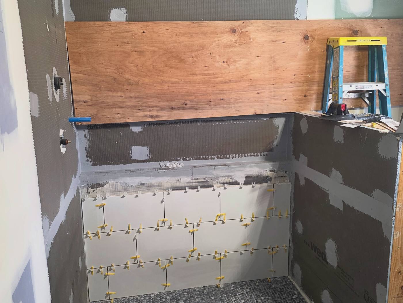 Large-format wall tile set with a leveling clip system