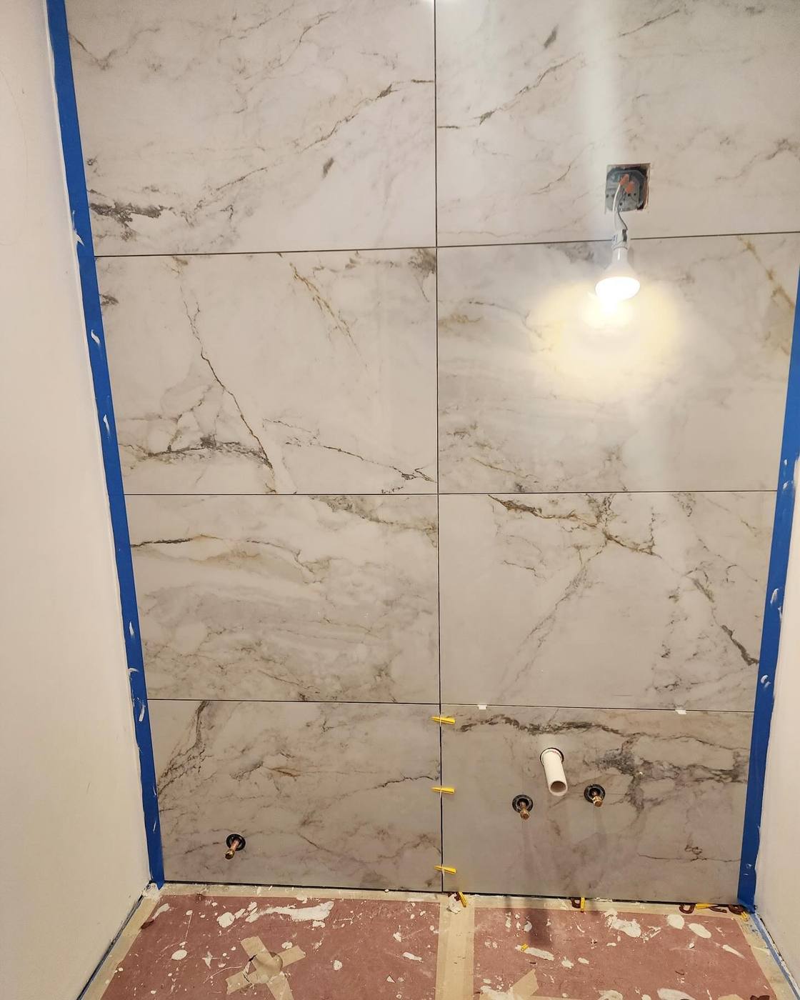 Large-format marble-look slabs set with a leveling system
